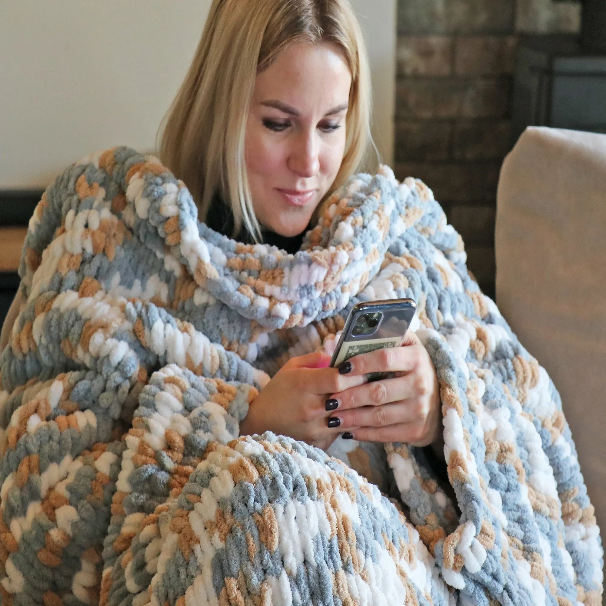 Finger knitting Blanket pattern, US standard terms, Skill level beginner