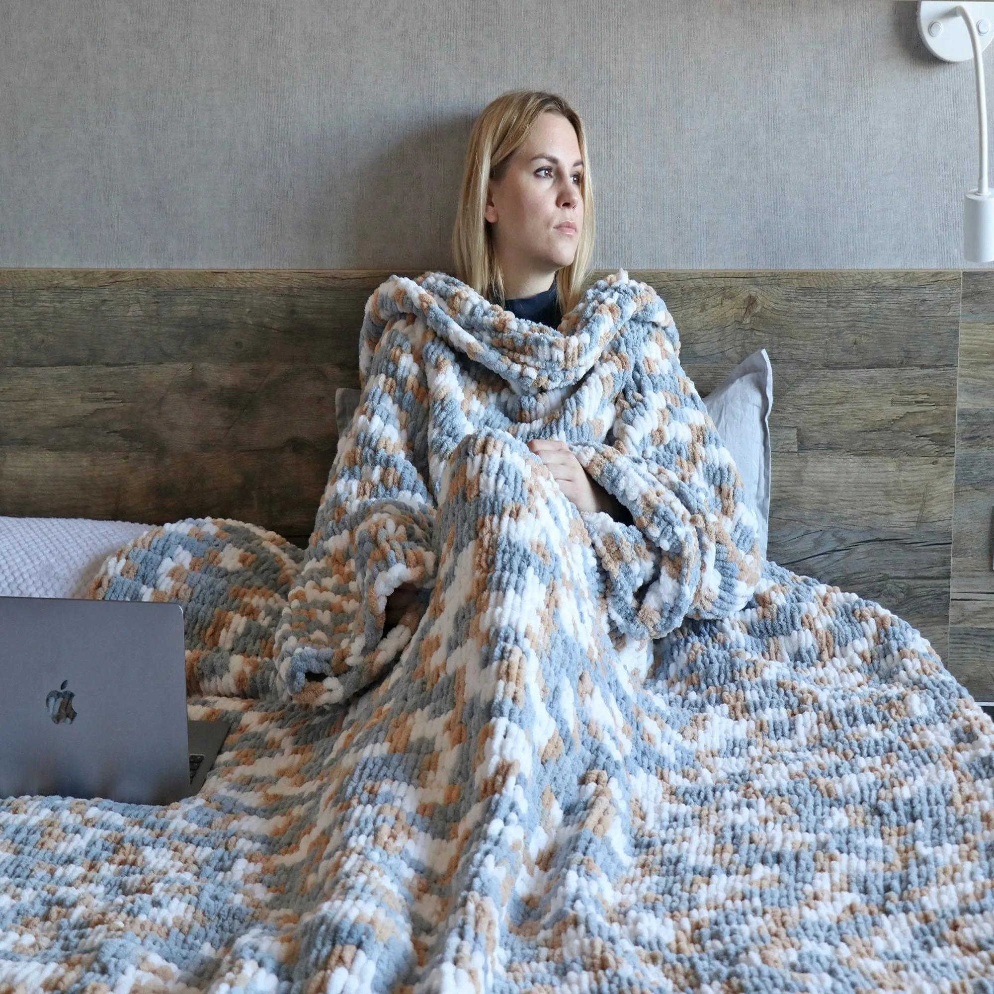 Finger knitting Blanket pattern, US standard terms, Skill level beginner