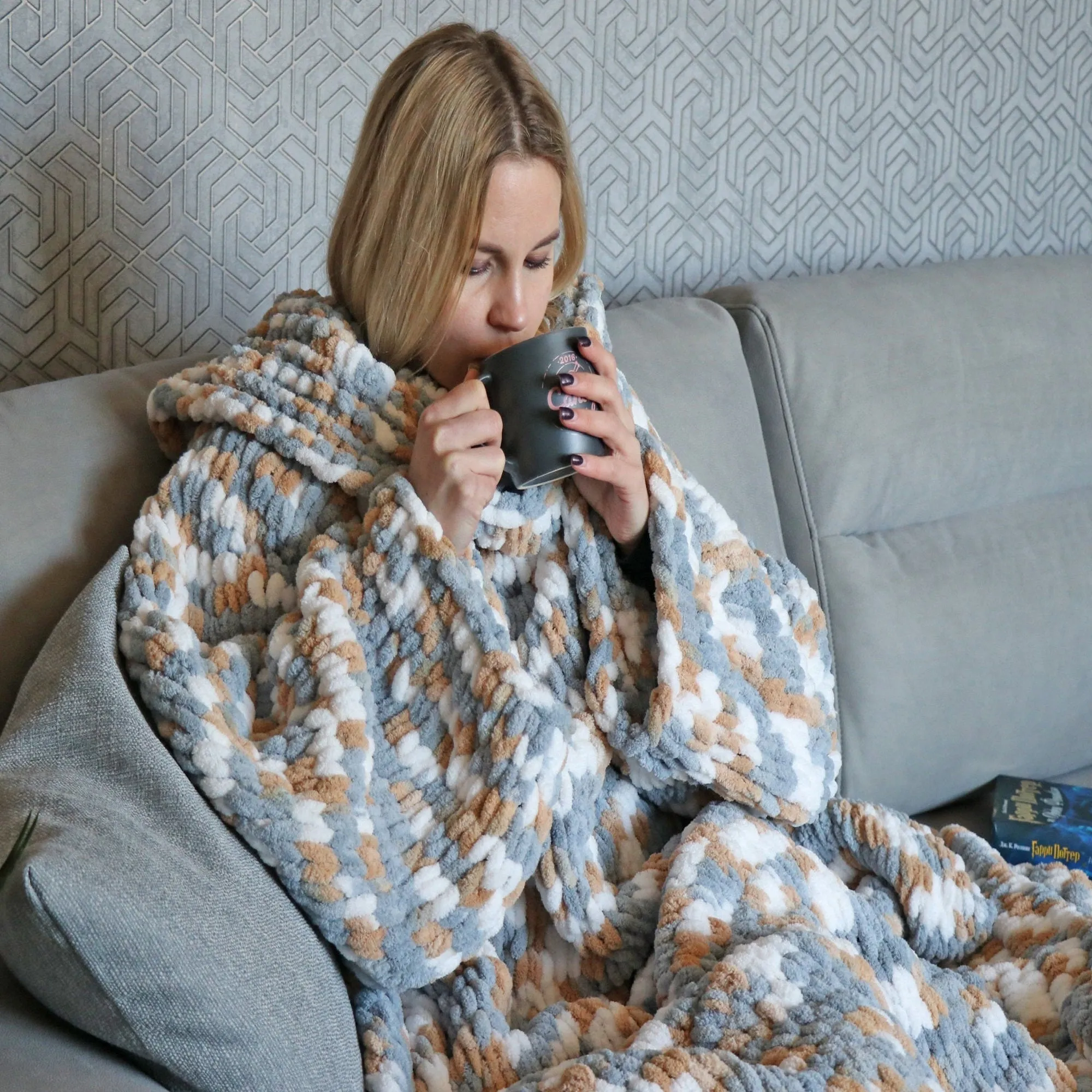 Finger knitting Blanket pattern, US standard terms, Skill level beginner